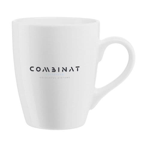Et krus i porcelæn og keramik med logo med julehilsen til medarbejdere på et kontor